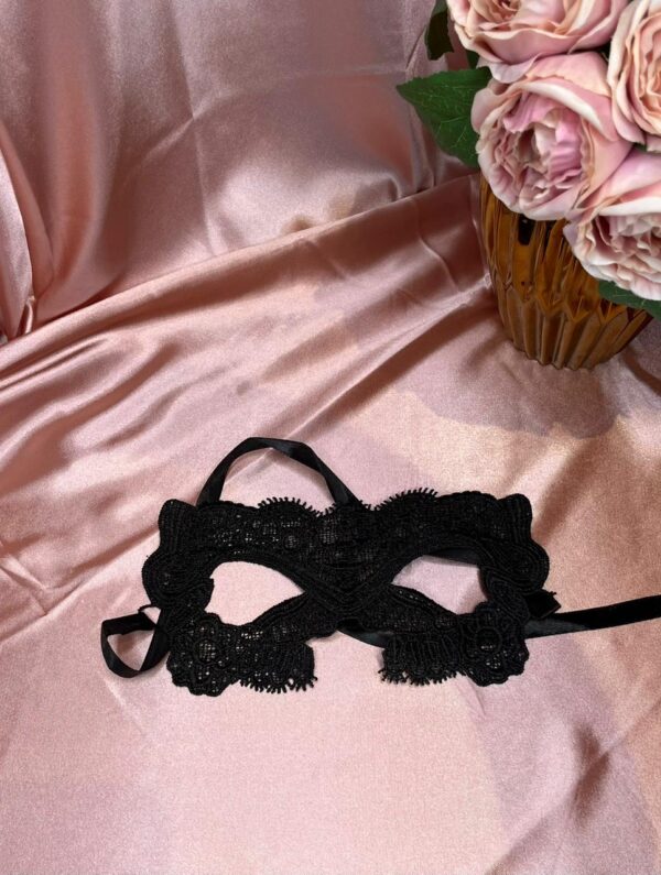 Antifaz negro modelo 1