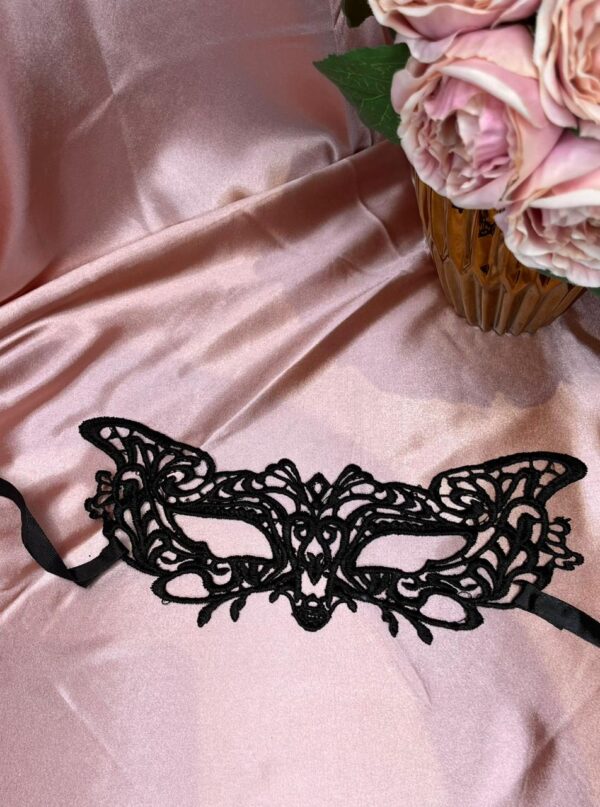 Antifaz negro modelo 2