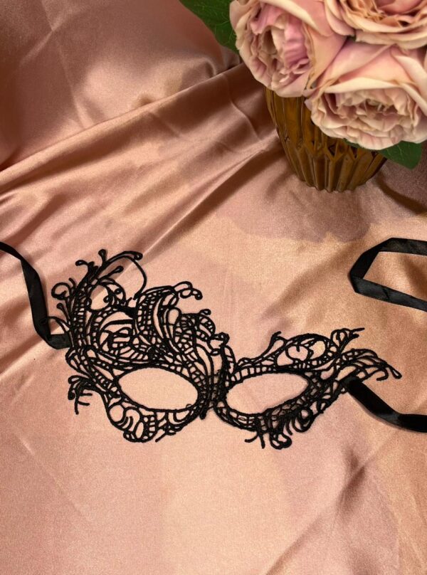 Antifaz negro modelo 3