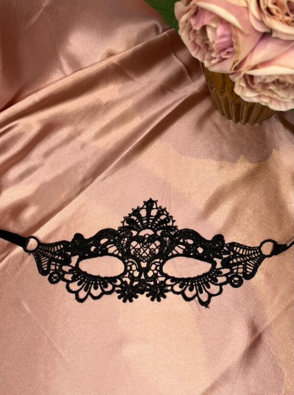 Antifaz negro modelo 4