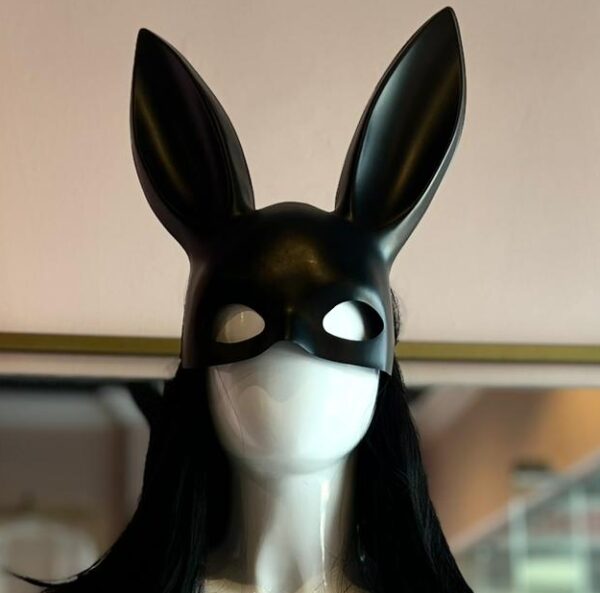 Mascara de conejo negra
